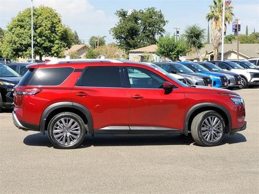 2022 Nissan Pathfinder SL