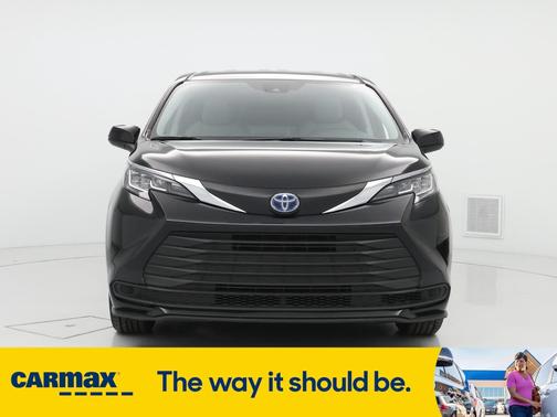 2023 Toyota Sienna LE