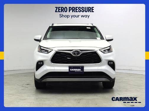 White 2022 Toyota Highlander Platinum