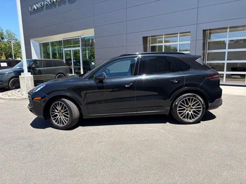 Chromite Black Metallic 2023 Porsche Cayenne Platinum Edition