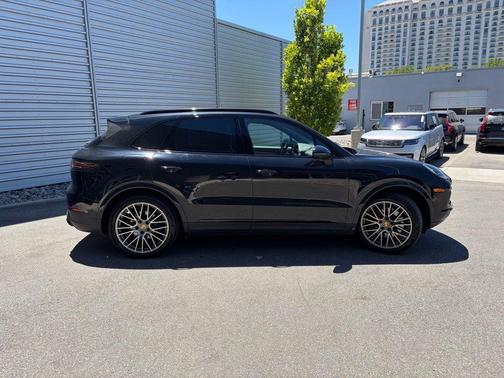 Chromite Black Metallic 2023 Porsche Cayenne Platinum Edition