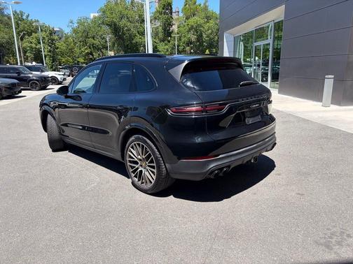Chromite Black Metallic 2023 Porsche Cayenne Platinum Edition