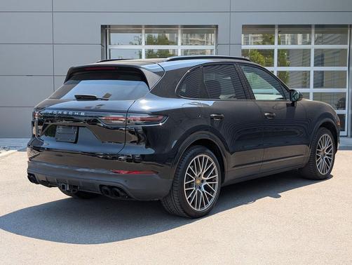 Chromite Black Metallic 2023 Porsche Cayenne Platinum Edition