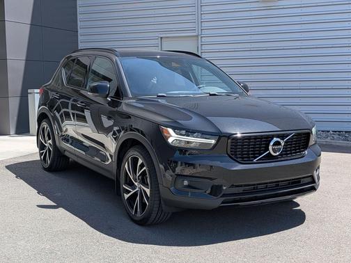 Onyx Black Metallic 2021 Volvo XC40 T5 R-Design