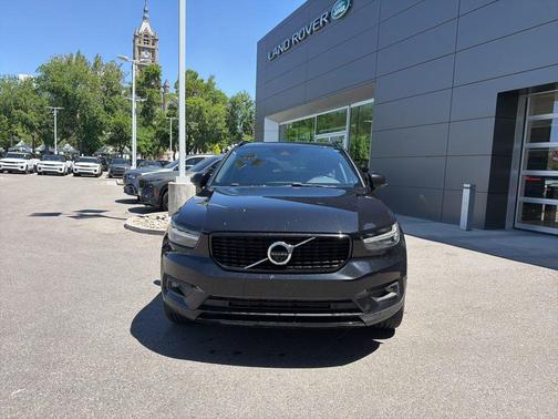 Onyx Black Metallic 2021 Volvo XC40 T5 R-Design