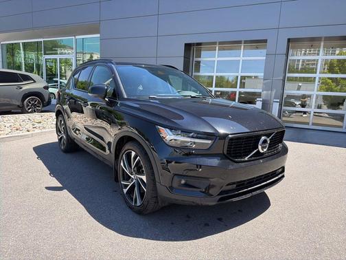 Onyx Black Metallic 2021 Volvo XC40 T5 R-Design