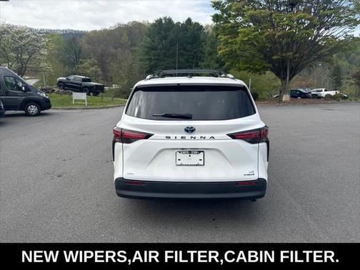 2022 Toyota Sienna LE