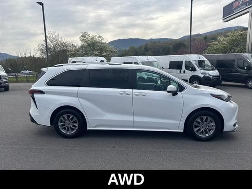 2022 Toyota Sienna LE