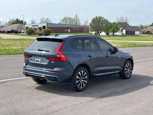 2024 Volvo XC60 B5 Core Dark Theme