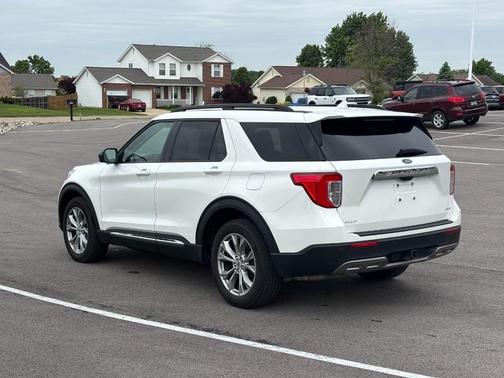 Star White Metallic Tri-Coat 2022 Ford Explorer XLT