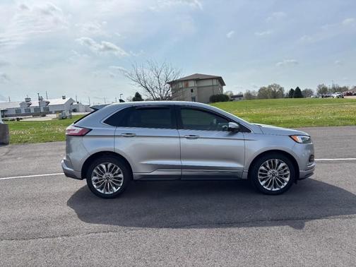 Iconic Silver Metallic 2021 Ford Edge Titanium