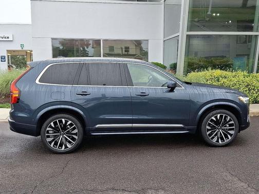 2025 Volvo XC90 B5 Plus 6-Seater