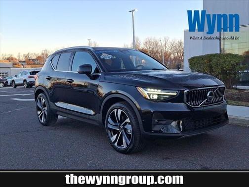 2025 Volvo XC40 B5 Ultra Bright Theme