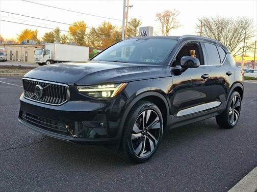 2025 Volvo XC40 B5 Ultra Bright Theme