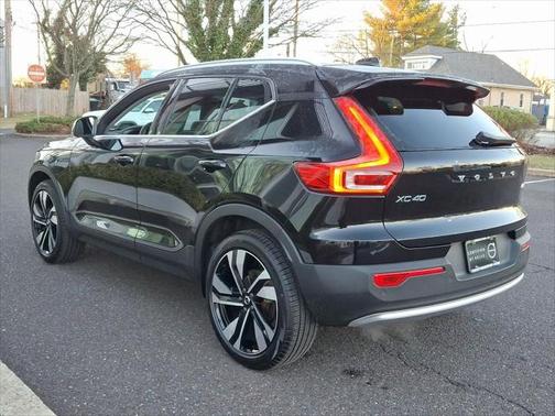 2025 Volvo XC40 B5 Ultra Bright Theme