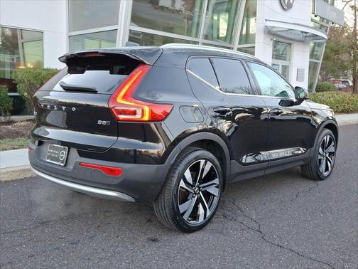 2025 Volvo XC40 B5 Ultra Bright Theme