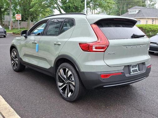 2025 Volvo XC40 B5 Plus Dark Theme