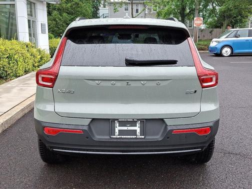 2025 Volvo XC40 B5 Plus Dark Theme
