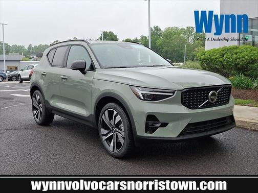 2025 Volvo XC40 B5 Plus Dark Theme