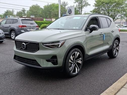 2025 Volvo XC40 B5 Plus Dark Theme