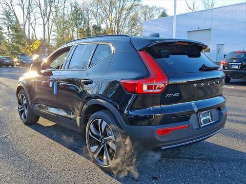 2025 Volvo XC40 B5 Ultra Dark Theme
