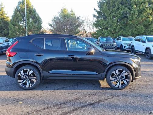 2025 Volvo XC40 B5 Ultra Dark Theme