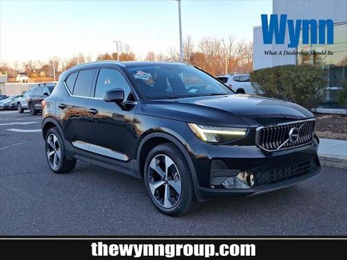 2025 Volvo XC40 B5 Core Bright Theme