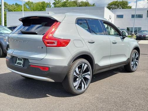 2025 Volvo XC40 B5 Ultra Bright Theme