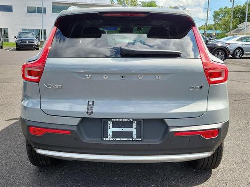 2025 Volvo XC40 B5 Ultra Bright Theme