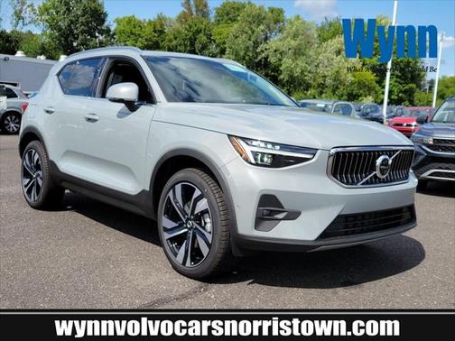 2025 Volvo XC40 B5 Ultra Bright Theme