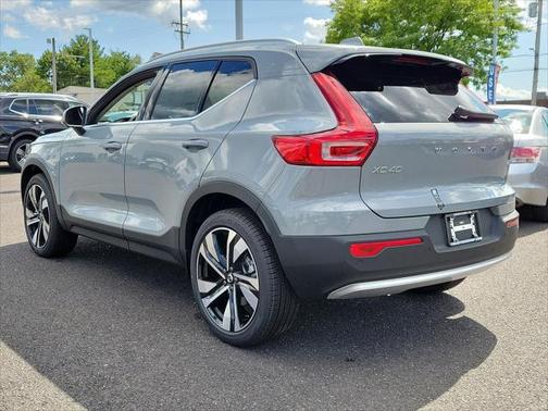 2025 Volvo XC40 B5 Ultra Bright Theme