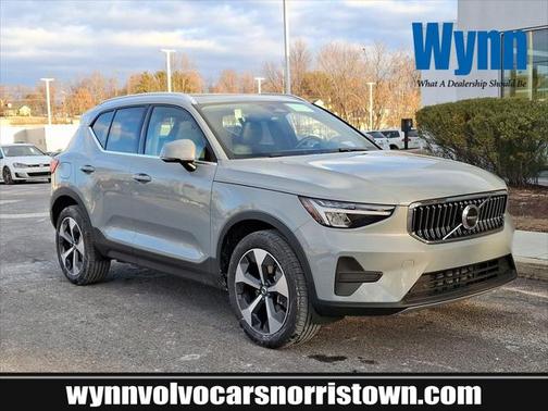 2025 Volvo XC40 B5 Core Bright Theme