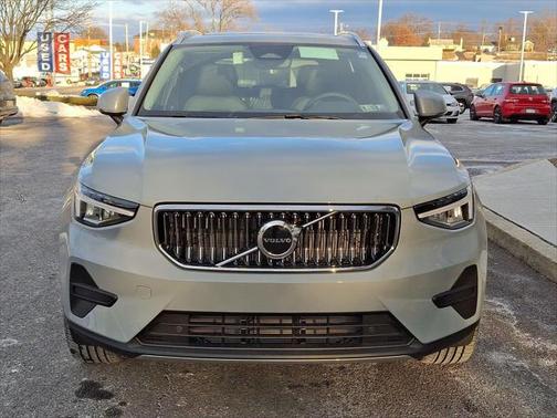 2025 Volvo XC40 B5 Core Bright Theme