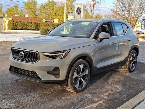 2025 Volvo XC40 B5 Core Bright Theme