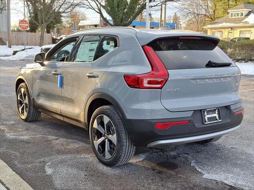 2025 Volvo XC40 B5 Core Bright Theme