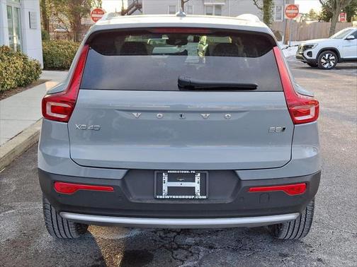 2025 Volvo XC40 B5 Core Bright Theme