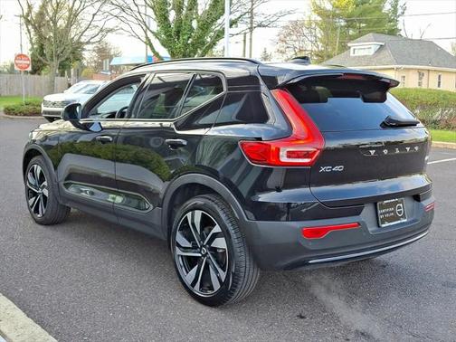 2025 Volvo XC40 B5 Plus Dark Theme