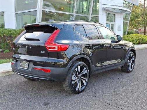 2025 Volvo XC40 B5 Plus Dark Theme