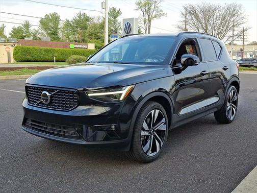 2025 Volvo XC40 B5 Plus Dark Theme