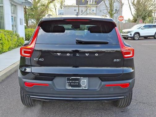 2025 Volvo XC40 B5 Plus Dark Theme