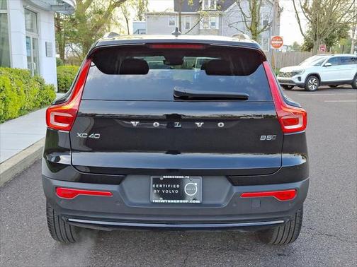 2025 Volvo XC40 B5 Plus Dark Theme