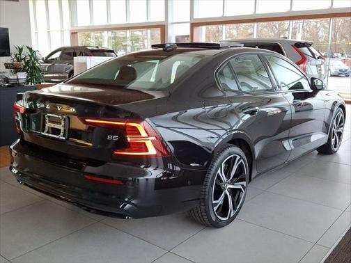 2024 Volvo S60 B5 Plus Dark Theme