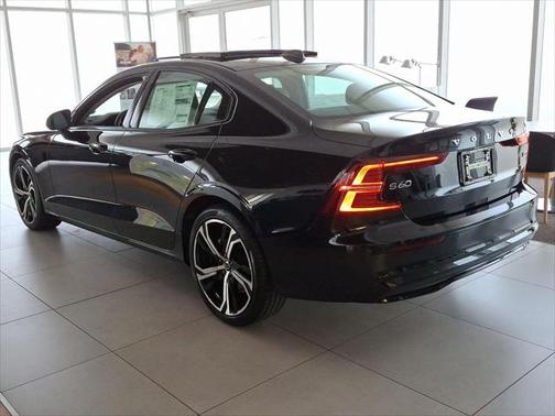 2024 Volvo S60 B5 Plus Dark Theme