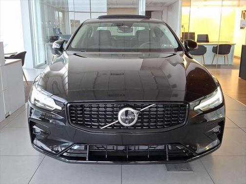 2024 Volvo S60 B5 Plus Dark Theme