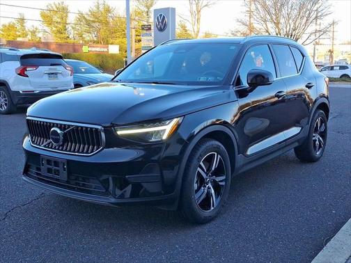 2025 Volvo XC40 B5 Core Bright Theme