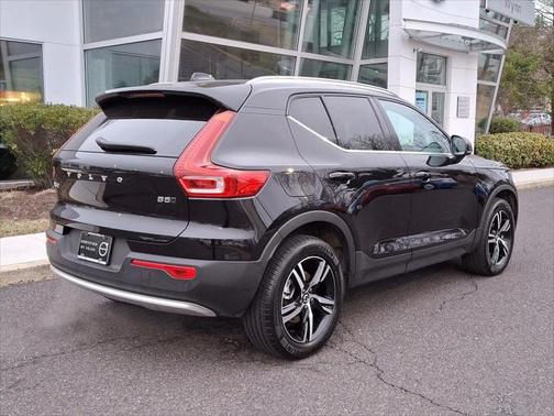 2025 Volvo XC40 B5 Core Bright Theme