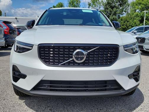 2025 Volvo XC40 B5 Plus Dark Theme
