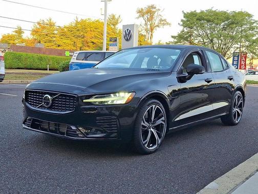 2023 Volvo S60 Recharge Plug-In Hybrid T8 Plus Dark Theme