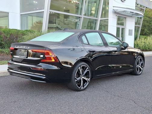 2023 Volvo S60 Recharge Plug-In Hybrid T8 Plus Dark Theme