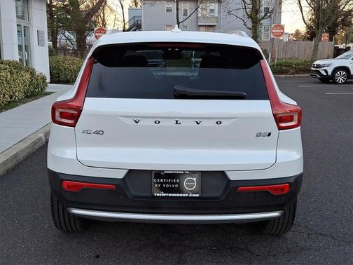 2025 Volvo XC40 B5 Core Bright Theme